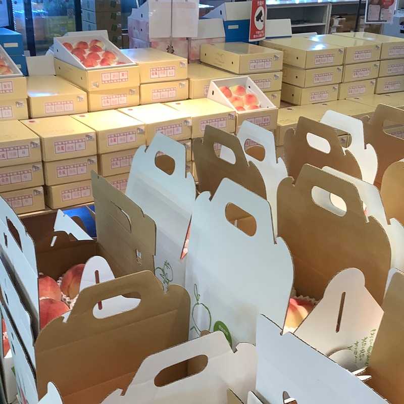 桃売り場賑わっております！