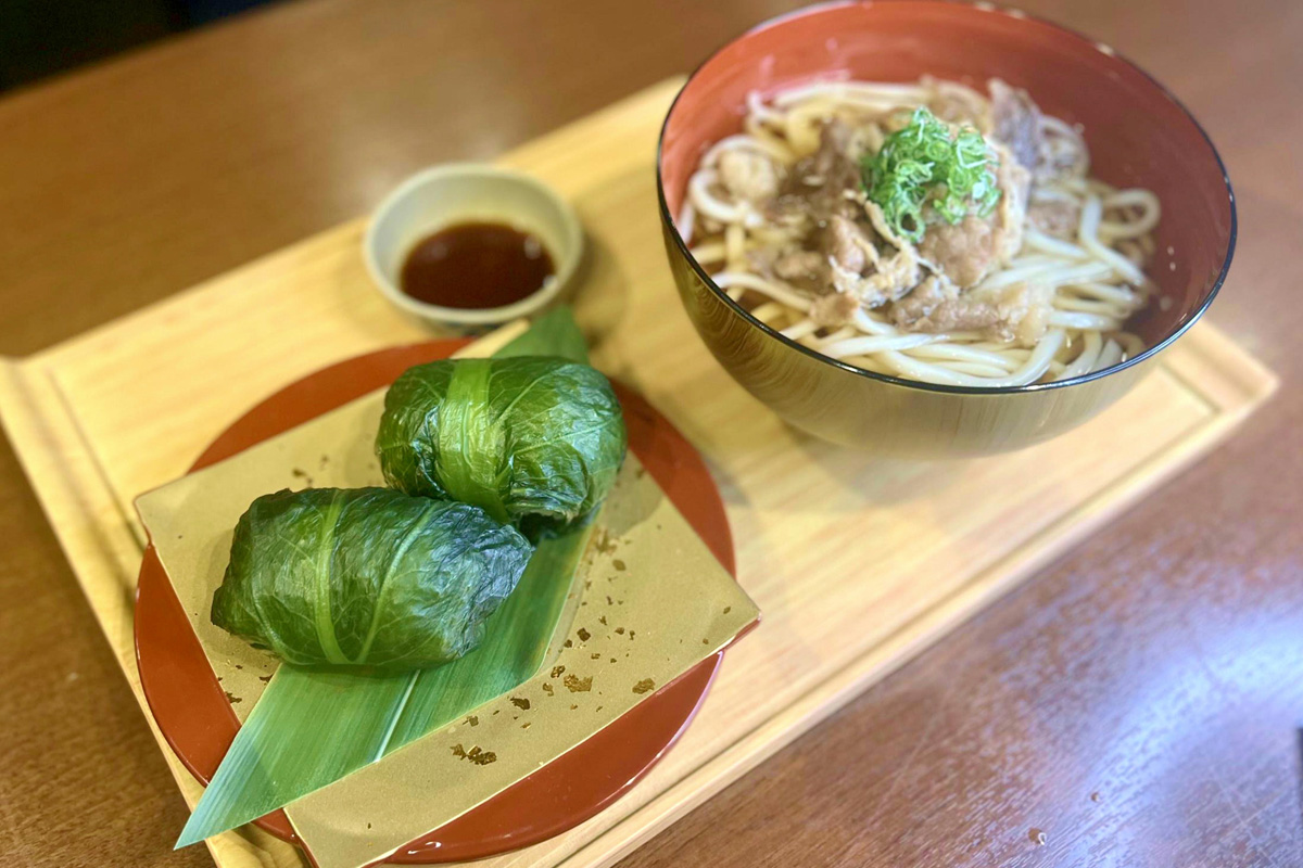 めはり寿司と肉うどんセットの画像