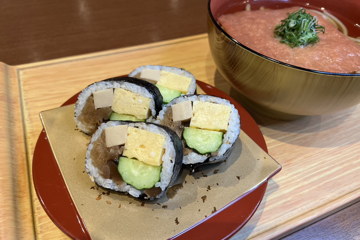 よってって巻きハーフと梅味きつねうどんセットの画像